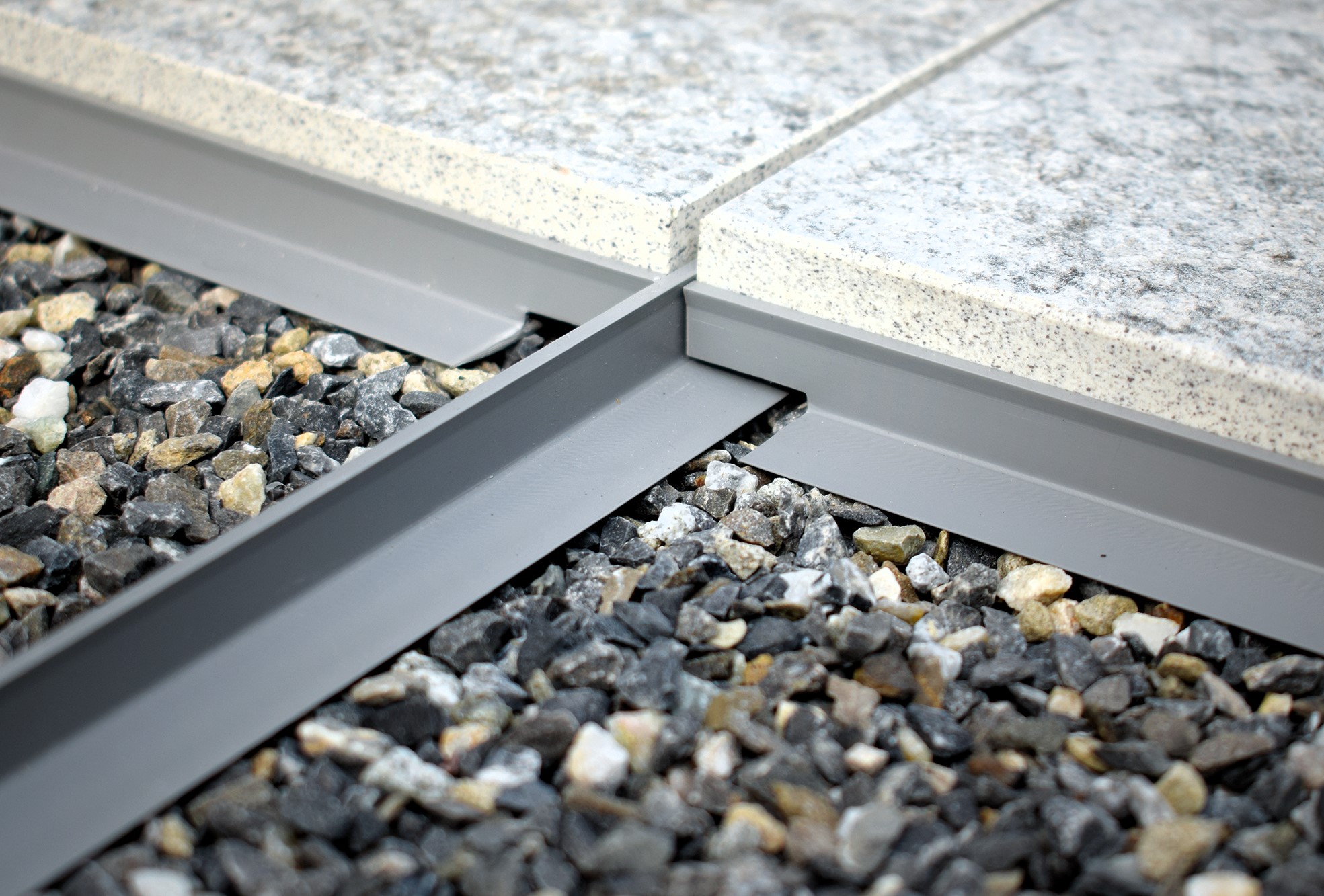 Novinka - Voľná ​​pokládka dlažby do škárových T profilov