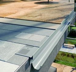 Balkónové a terasové odkvapové systémy s pokládkou dlažby na lepidlo