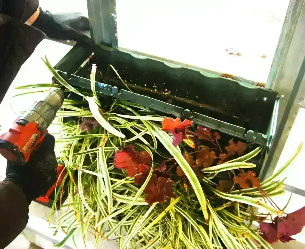 Omega profil na uchytenie fasadných truhlikov | dĺžka 2000 mm 