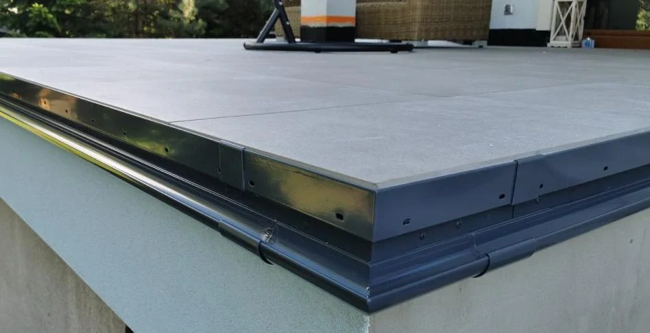 Terasová lišta PROFI "PR35PLUS“ s možnosťou osadenia odkvapového žľabu a prírubového límca z PVC na natavenie izolačnej PVC fólie