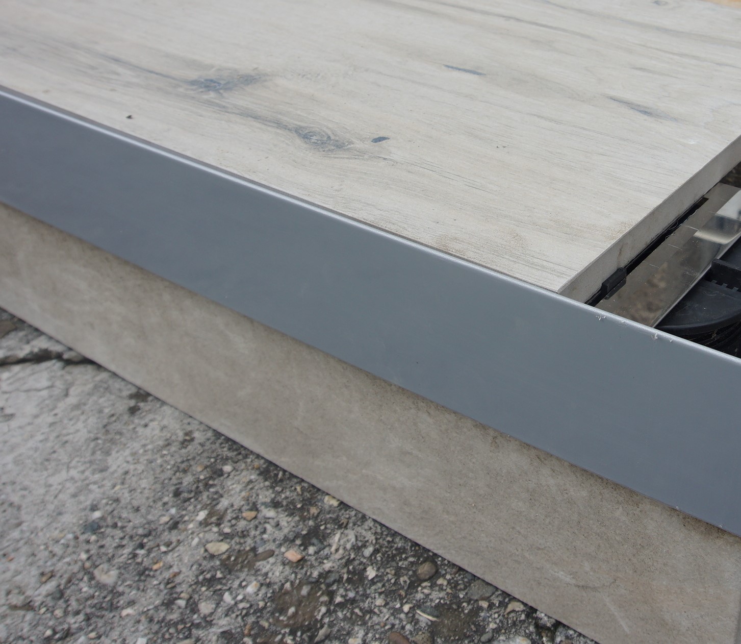 Ukončovací profil „C" | soklový profil | výška 90 mm | dĺžka 2000 mm