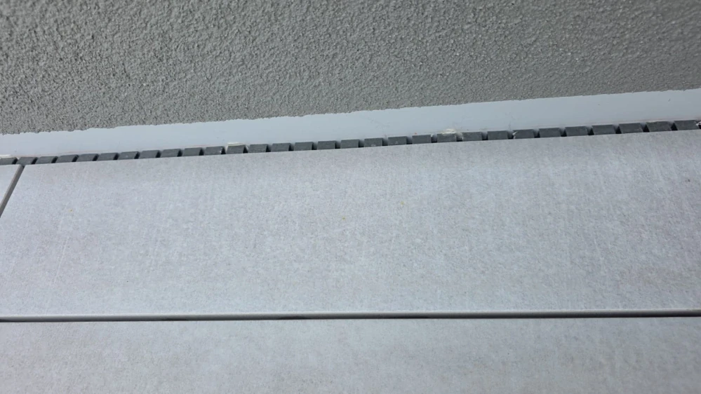 Stenová distančná lišta "disto" | Ukončovací profil k nopovej fólii | 2 m